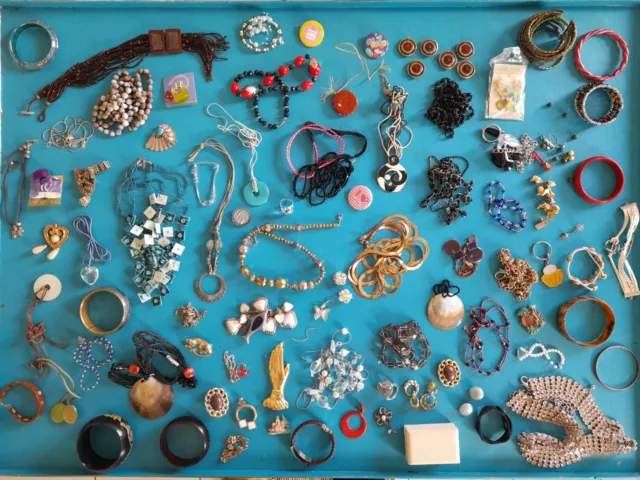 Lot de bijoux fantaisie vintage ou contemporain