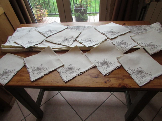 NAPPE BASQUE ANCIENNE et ses 12 serviettes 130 x 210 cm vert dominante