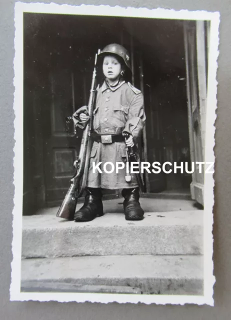 2 alte Fotos kleiner Junge in Wehrmachts- Uniform mit Stahlhelm 2.WK