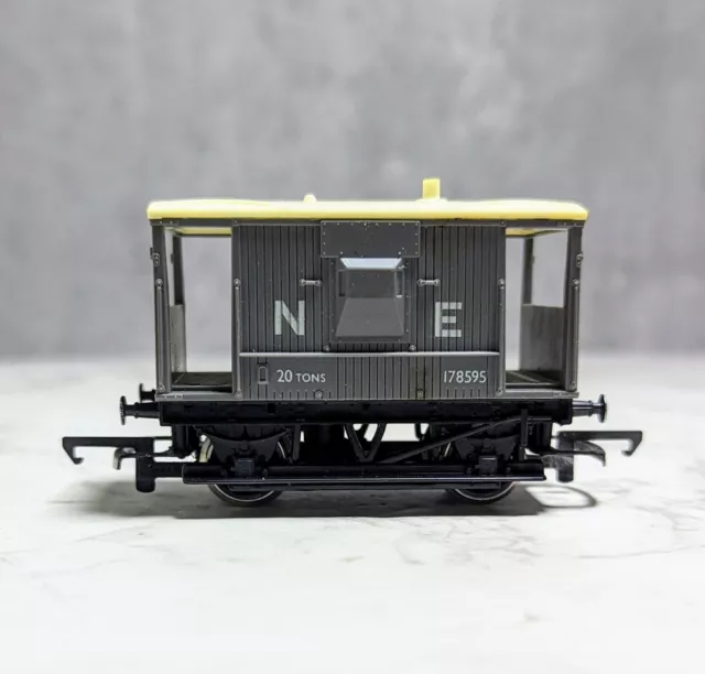 Hornby OO Gauge R.215 N.E.BRAKE VAN Boxed