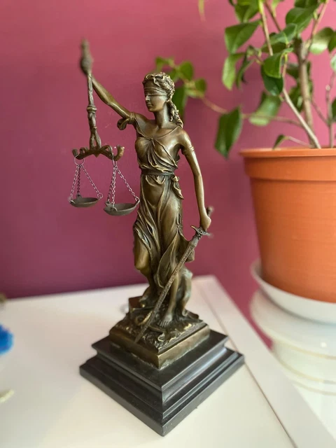 Statuette Justice - déesse de la justice - bronze vert - The Ancient