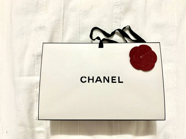 CHANEL WHITE AND black gift bag with detachable red camelia flower 22x13.5x7.5cm EUR 10 65 PicClick FR