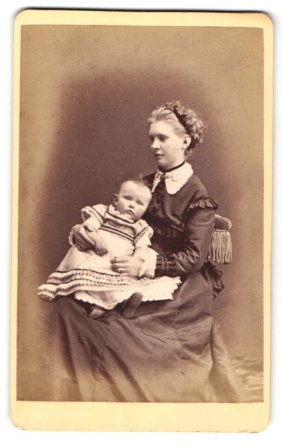 Fotografie Otto Reitmayer, München, Portrait junge Mutter mit Säugling