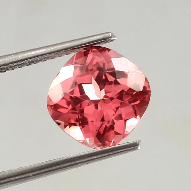 Saphir Padparadscha Synthétique - 4,05 Carats - Taille Ovale - Rose/orange - Excellent état - NEUF
