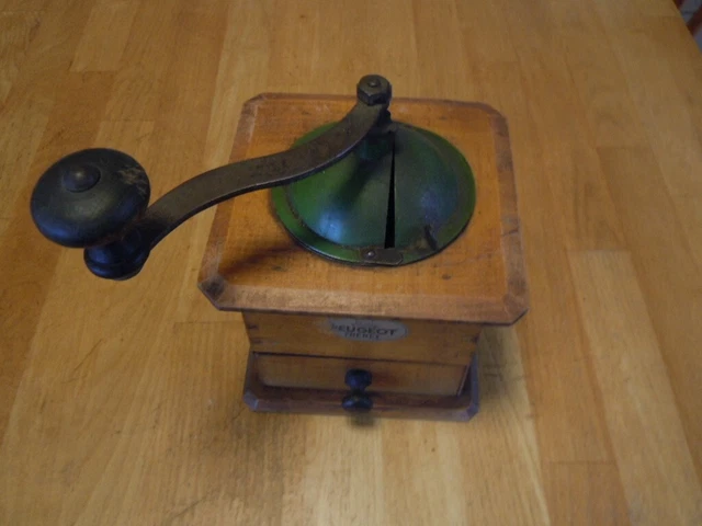 MOULIN A CAFE MANUEL ancien en bois, marque PEUGEOT Frères très bon
