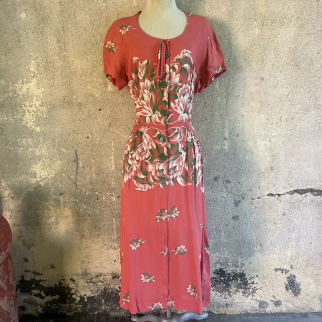 Vestido de colección 1930 década 1940 rosa y verde estampado floral de rayón botones de celuloide