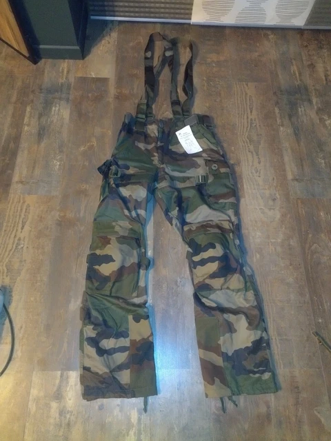 Pantalon 7/8 en jersey, jambe droite. Fleurs au bas des jambes. Taille