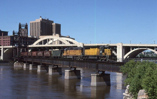 C&NW SD40 -2 - Number - 6885 + 1 w/Train - ORIG - KR - ralx754