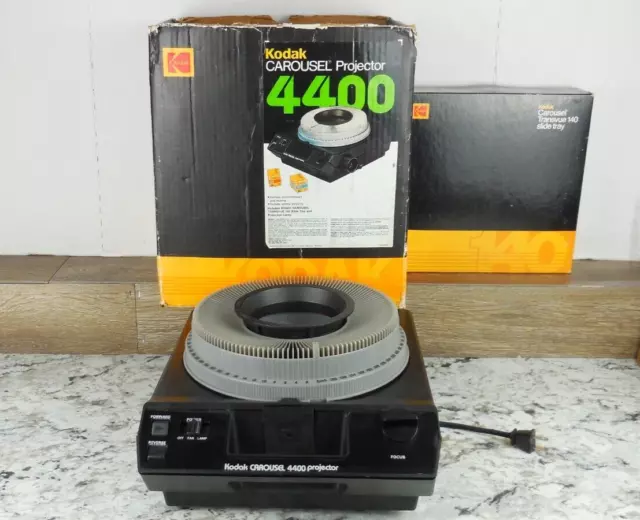 Kodak 4400 Carousel Slide Projector Tested works Includes Remote & 2 Trays