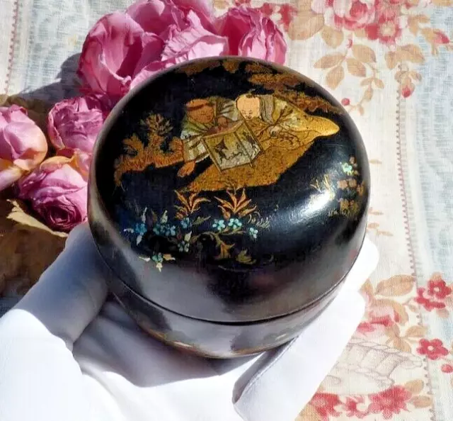 ANCIENNE BOITE à POUDRE au Décor japonisant XIXe, en BOIS LAQUÉ NAPOLÉON III