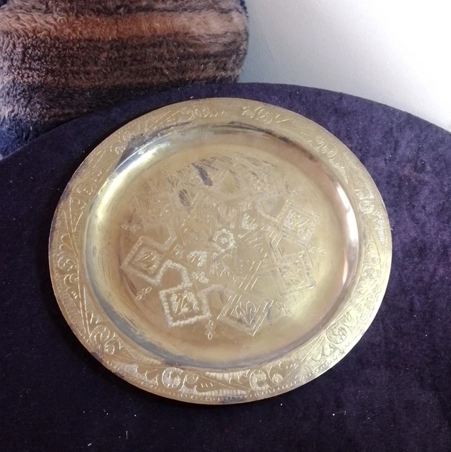 Oriente-Plato De Metal Con Grabados.27 Cm.