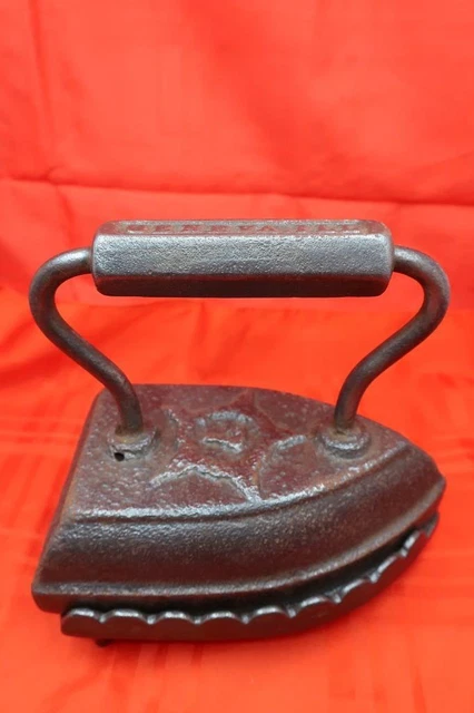 VTG W H HOWELL CO GENEVA ILLINOIS CAST IRON #7 SAD IRON with TRIVET STAND