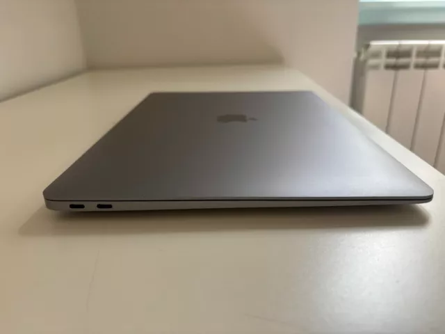 Apple MacBook Air 13" (256GB SSD, M1, 8GB) Laptop - Grigio siderale -...