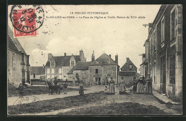 CPA St-Hilaire-sur-Erre, La Place de l´Eglise et Vieille Maison du XVI siècle