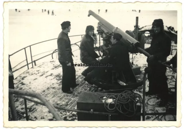 Orig. Foto Beute Flak Geschütz m. Tarn Camo Schiff Boot Marineflak