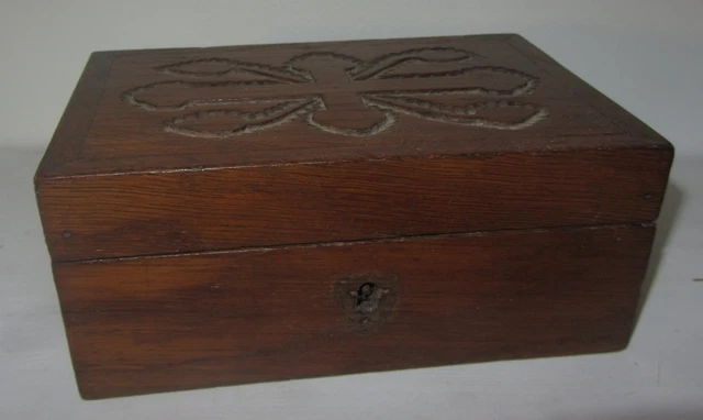 Ancienne Boîte à Bijoux En Bois Sculpté Avec Décor De Roses - Objet Vintage D'occasion