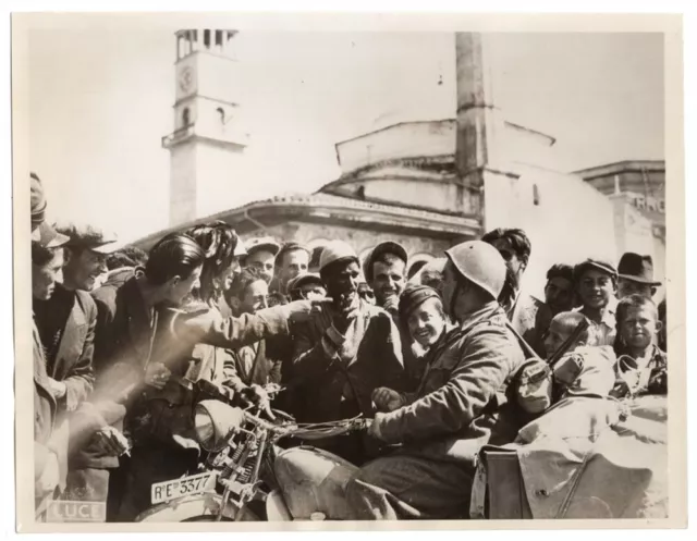 1939 Italian Bersaglieri Use Sign Language in Tirana Albania Original News Photo