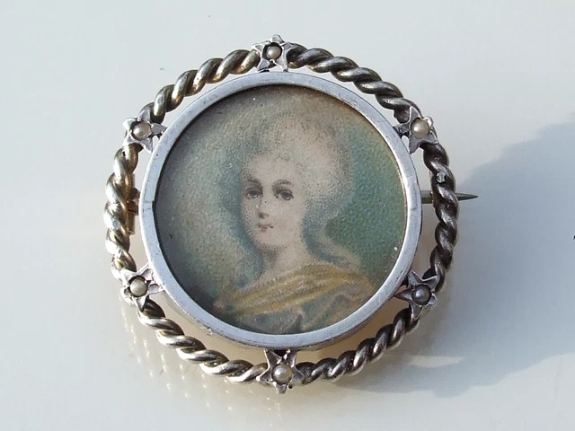 TRES BELLE BROCHE ANCIENNE 1950 en Métal doré avec PORTRAIT PEINTURE SOUS VERRE EUR 70,00 - FR