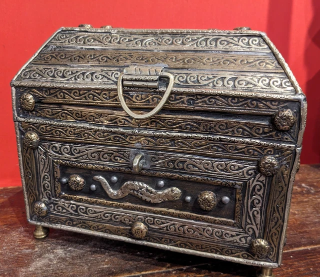 Coffre de poupée antique - France