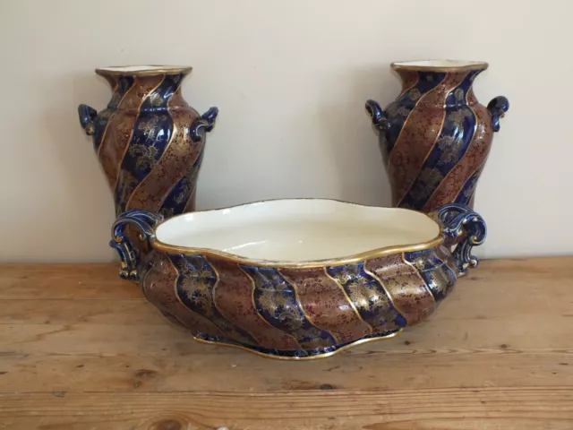 + Sarreguemines garniture 3 pcs Jardinière & vases bleu, bordeaux et or, Rare +