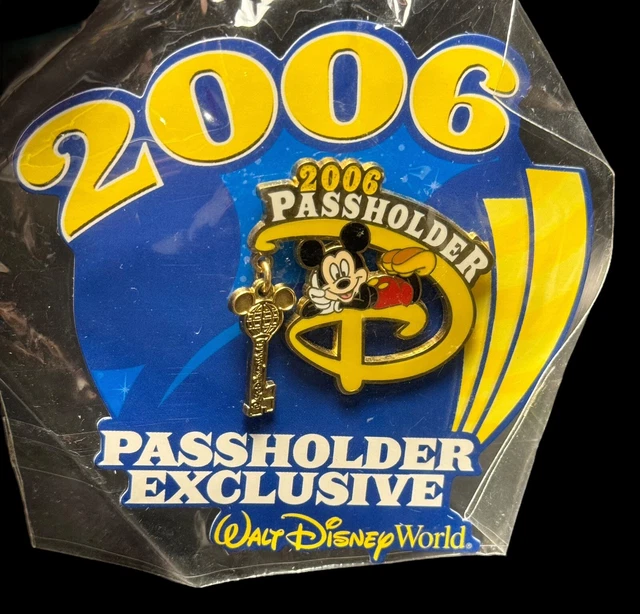 Portachiavi Macramè Stile Bohemien: Fiori Intrecciati, Bianco E Verde, Con Gancio In Lega