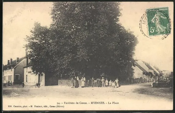 CPA Myennes, La Place, vue de la rue 1911