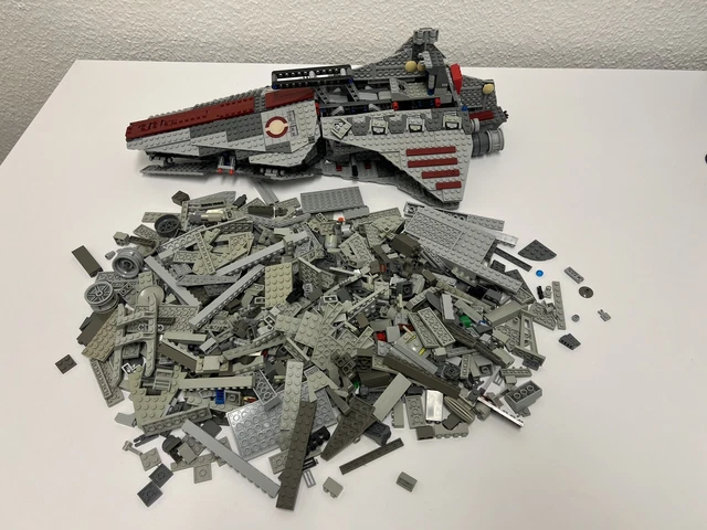 LEGO STAR WARS: Venator-Class Republic Attack Cruiser (8039) pi?�ces manquantes 3,5 kg EUR 135,00 