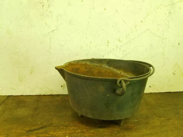 Gate Marked 3 Legged Cast Iron Bean Pot Kettle Cauldron Spout Has damage & rust