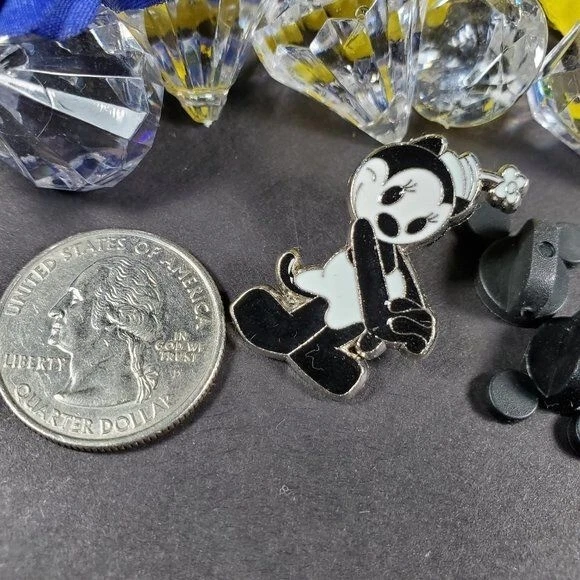 Disney Pin Ortensia Mouse Trading Pin Black White Badge Flower Lapel Pin Brooch Disney Pin Ortensia Mouse Trading Pin Black White Badge Flower Lapel Pin Brooch