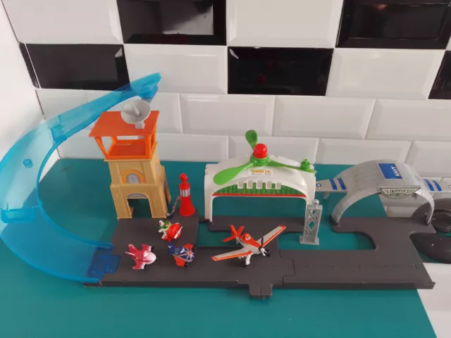 0309236 Planes cars disney pixar lot de bâtiment accessoire ville plastique