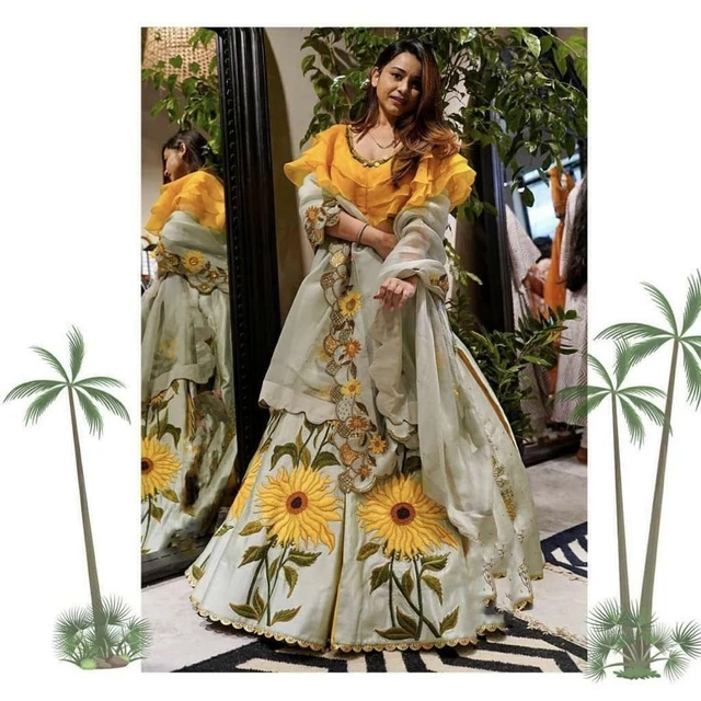 Set di choli Lehenga ricamato con designer di abiti da sposa in raso di...