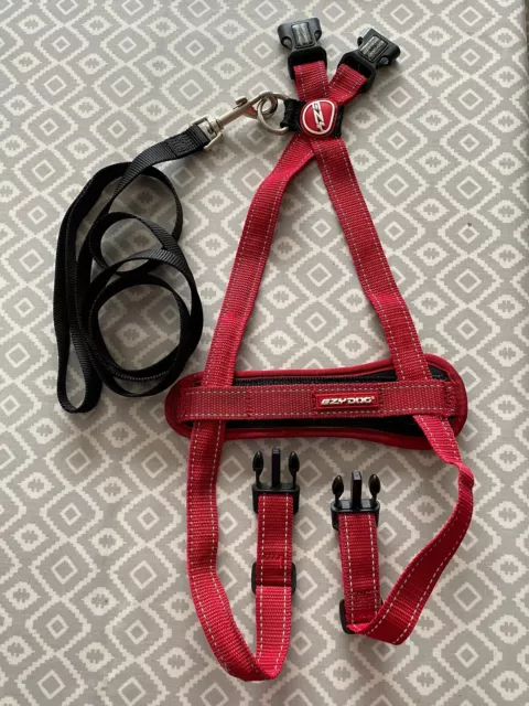 EzyDog Chest Plate Dog Harness RED Medium with Car Restraint Lead RRP £25.50