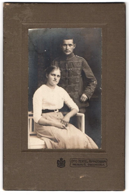 Fotografie Otto Hertel, Freiberg i. S., Husar in Uniform nebst Gattin