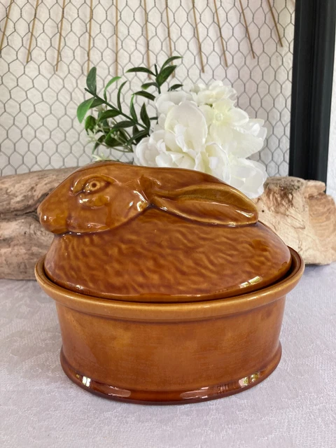 Terrine Emile Henry en céramique barbotine lapin lièvre zoomorphe