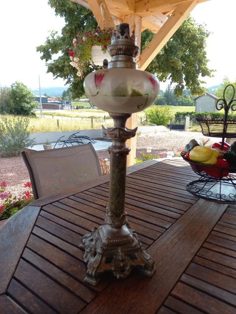 GRANDE LAMPE A Pétrole ancienne laiton , bronze ? avec verre cristal