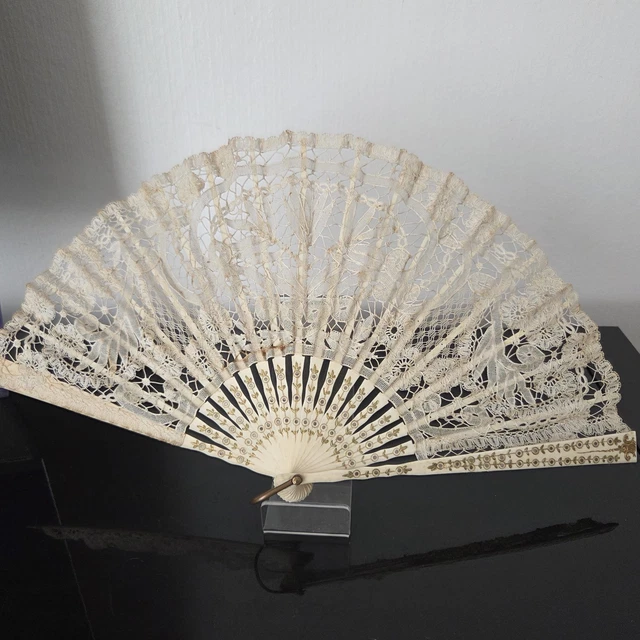 Éventail Ancien Dentelle Noire - Style Napoléon III - Objet De Décoration Vintage Vers 1900 - Origine France