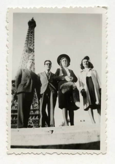PHOTO ANCIENNE Vintage Snapshot Famille Monument TOUR EIFFEL PARIS Vers 1950