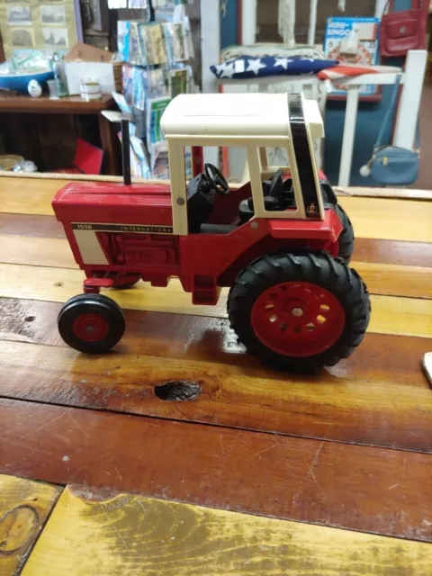 Vintage ERTL 1586 International Harvester Diecast Toy Tractor 1/16 Scale