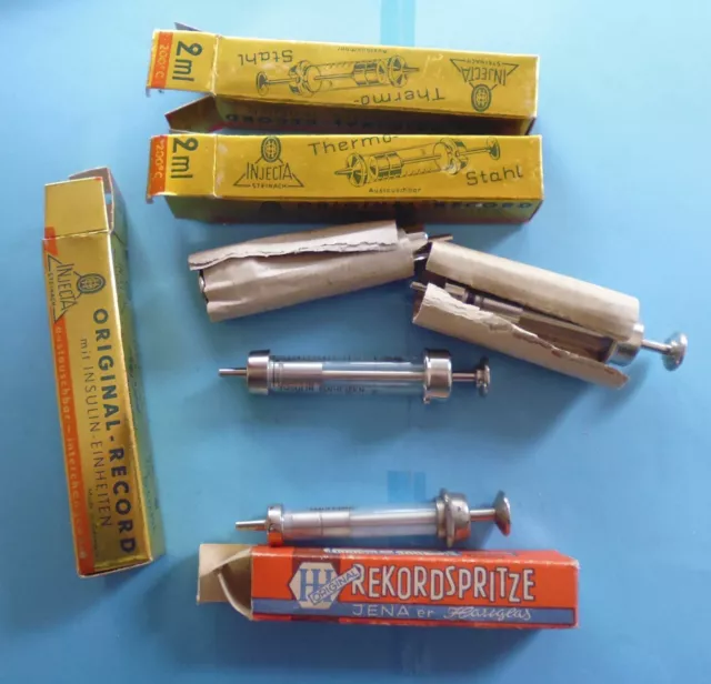 Konvolut 4 alte Glasspritzen- mit original Verpackung