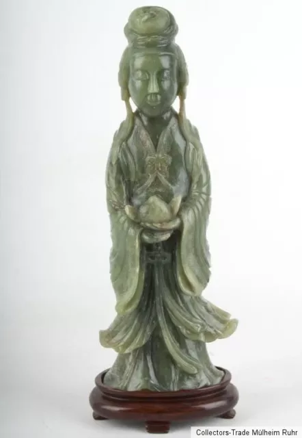 China 20. Jh. A Chinese jadeite figure of a female Immortal Giada Cinese Chinois