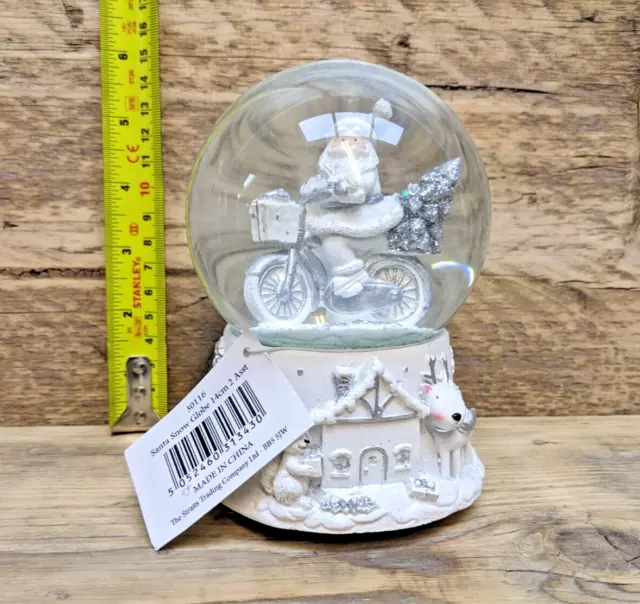 Globo da neve bianco Babbo Natale in bicicletta 3D caricamento arredamento casa grande