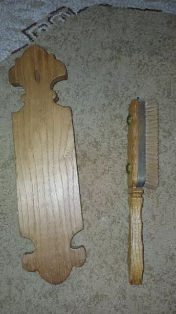 Alte Kleiderbürste mit Wandhalter aus Holz 2