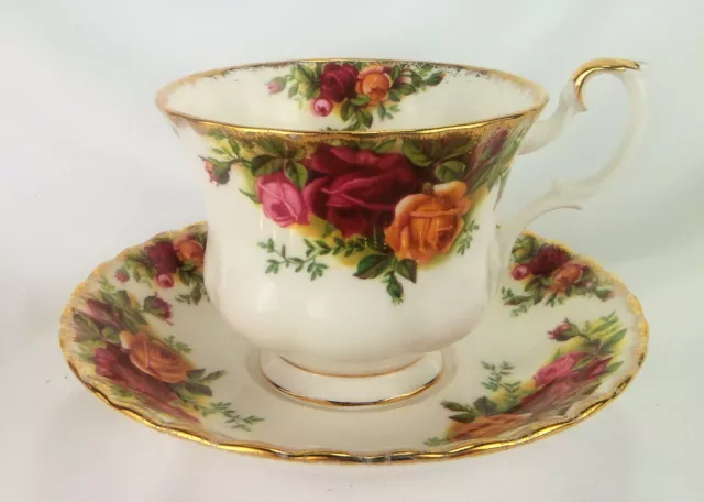 1962-1973 Royal Albert Old Country Roses Tea Cup & Saucer (style 2 saucer)