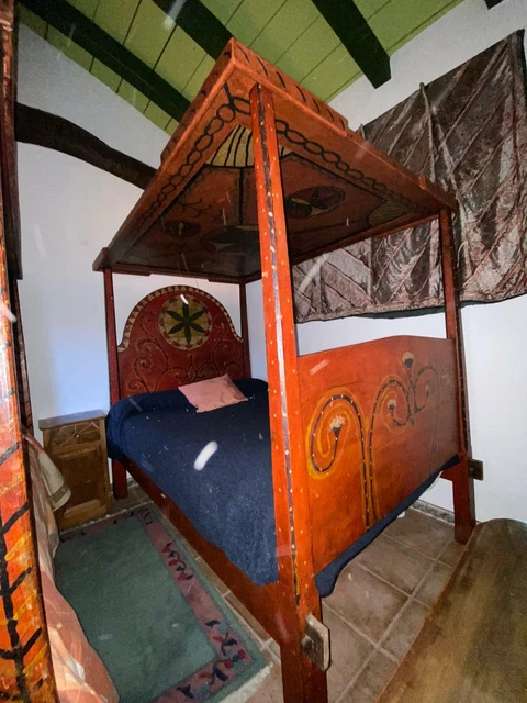 Cama vasca antigua con dosel - madera policromada - Fuenterrabía Guipúzcoa -