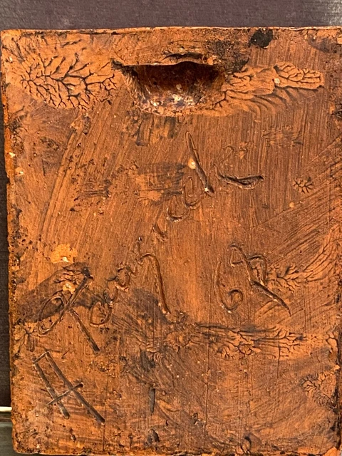 Sujet en terre cuite bas relief au profil d'homme au chapeau signé et daté 8