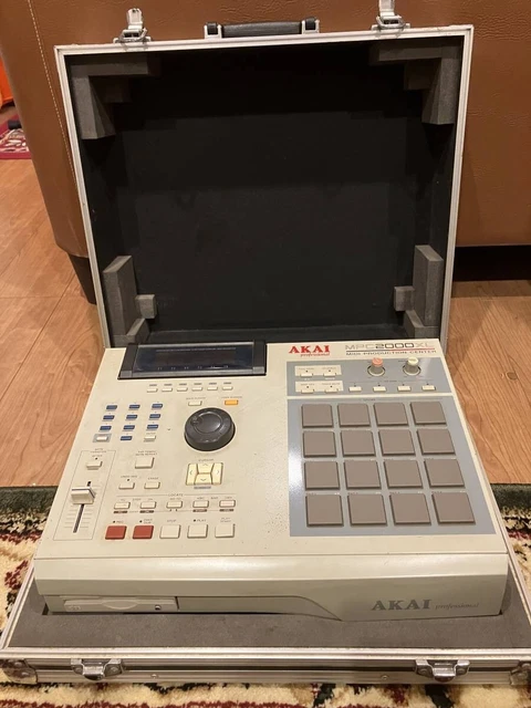 AKAI MPC 2000XL MIDI Production Center Sequencer Sampler With hard case F/s JPN