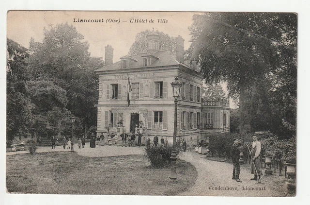 LIANCOURT - Oise - CPA 60 - l' Hotel de Ville et son jardinier