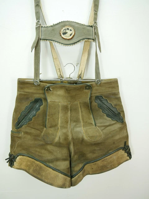 Kurze Pfadfinder Lederhose mit Hirsch Emblem und Eichenlaub stark speckig Gr.48