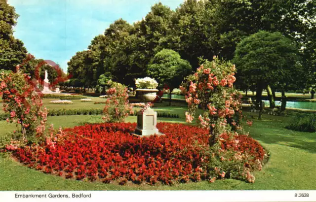 Picture Postcard>>Bedford, Embannkment Gardens, See Reverse [Dennis]