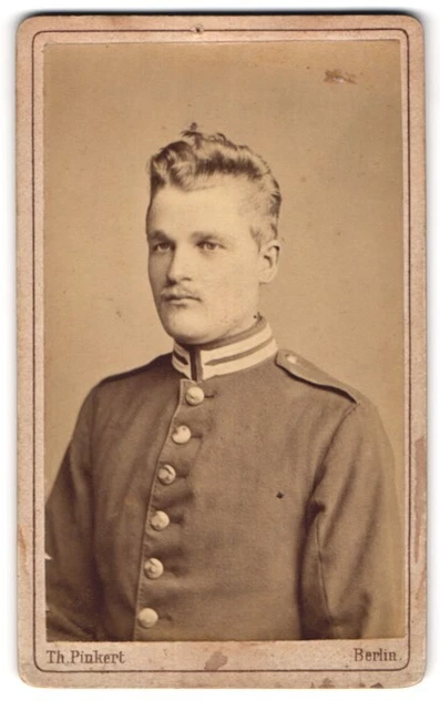 Fotografie Th. Pinkert, Berlin, Grosse Friedrich-Straße 113, Gardesoldat in Uni